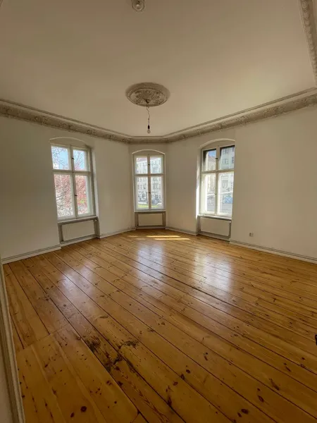 Stilvolle Altbauwohnung mit Erker, Stuck, Balkon und Dielenböden in der Greifswalder Str. — photo 1